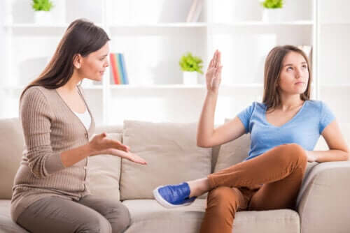 Madre che cerca di parlare con sua figlia adolescente.