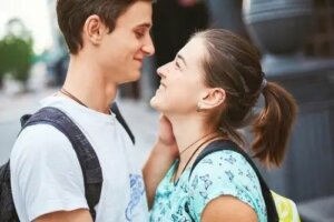 Come parlare di sesso ai figli e alle figlie adolescenti