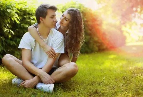 Coppia di adolescenti abbracciati.