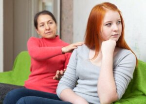 Madre che cerca di comunicare con sua figlia adolescente.