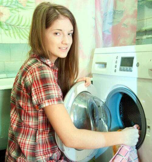 Figlia che fa la lavatrice.