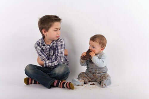 Bambino che si sente geloso di suo fratello e mostra cambiamenti comportamentali.