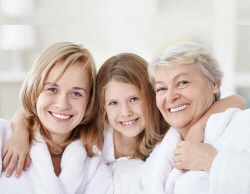 Madre, figlia e nonna che celebrano la festa della mamma.