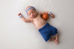 Rivendica la maternità! Una giocatrice allatta sua figlia durante una partita di basket