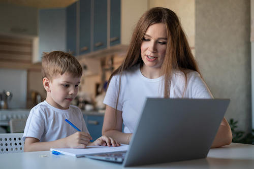 Madre che aiuta il figlio a fare i compiti.