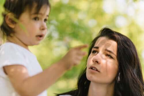 Madre che parla con sua figlia per insegnarle a negoziare per la vita.