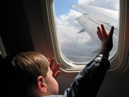 Come viaggiare in aereo con i bambini