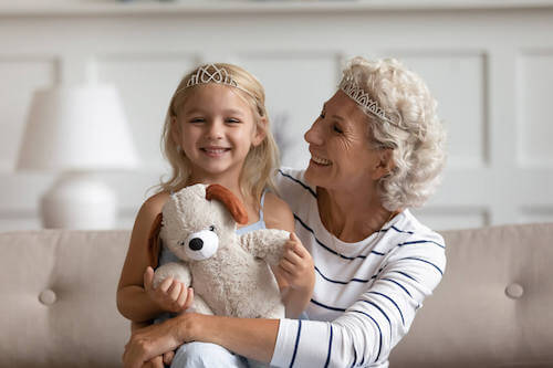 Nonna e nipote che giocano a fare la regina e la principessa.