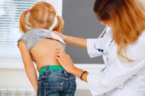 Mal di schiena nei bambini: cosa fare (e cosa no)