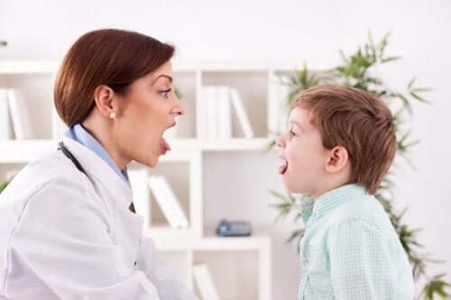 Mal di gola e faringite nell'infanzia: come si manifestano?