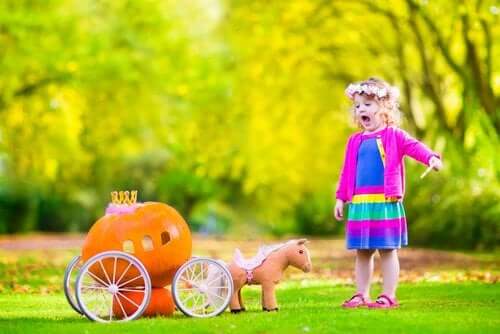 Bambina che gioca nel giardino di casa.