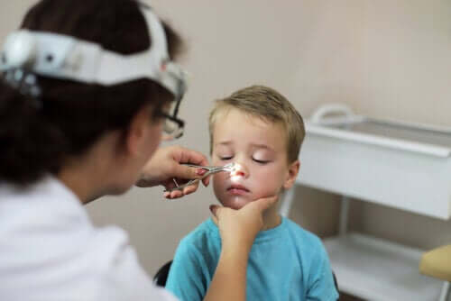 Bambino al pediatra che fa una visita medica.