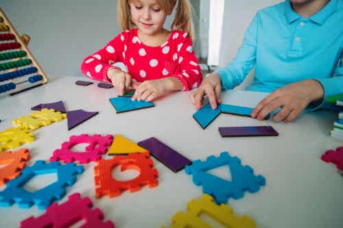 Bambina che impara la matematica giocando.