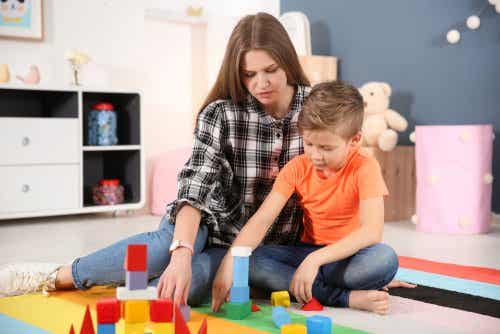 Attività per bambini con autismo. Ragazza che gioca con bambino.
