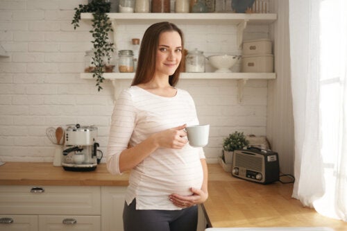 Bere caffè in gravidanza: cosa c’è da sapere