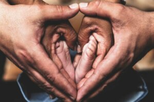 Cos'è l'attaccamento genitoriale?