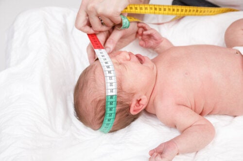 Perché il pediatra misura la testa del bambino alla nascita?