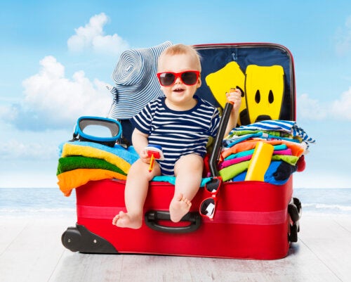 La valigia per bebè in vacanza: cosa non può mancare