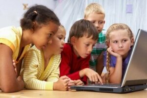 I corsi online sono utili per l'apprendimento dei vostri figli?