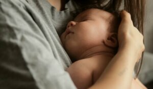 Gli abbracci di mamma e papà sono la cura migliore per i bambini, lo dice la scienza