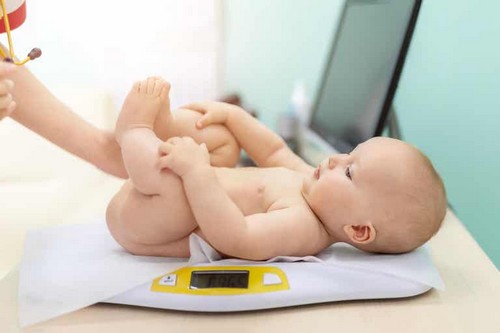 Neonato sulla bilancia.