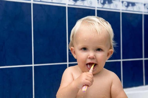 Dentini da latte: a che età spuntano i primi denti ai bambini?