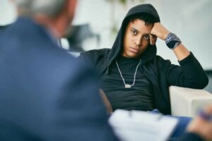 Il conformismo durante l'adolescenza: perché è comune?