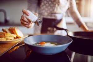Dovremmo aggiungere sale al cibo dei bambini?