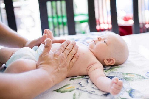 Massaggio nel neonato.