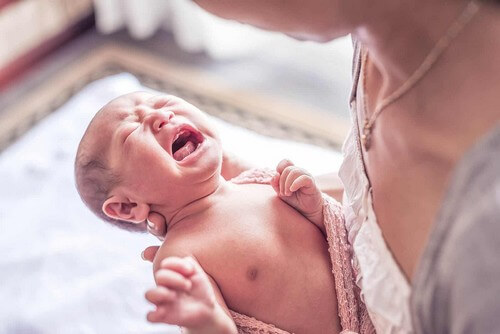 Neonato che piange per le coliche.