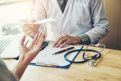 Medico prescrive farmaci in gravidanza.