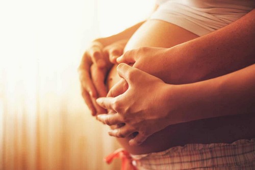 Una coppia aspetta un bambino.