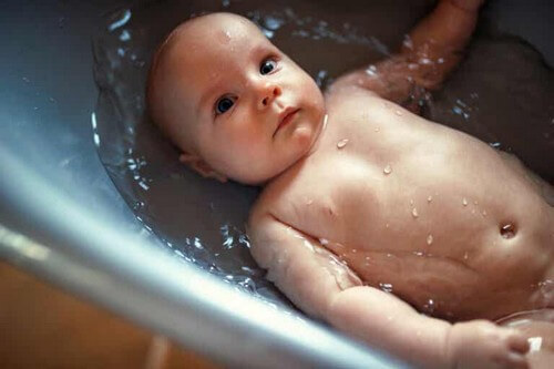 Fare il bagno a un bambino dopo mangiato: sì oppure no?