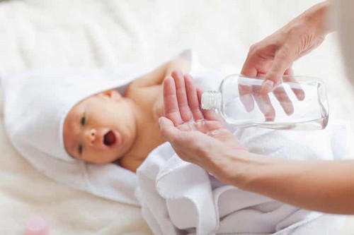 Fare un massaggio facciale a neonato.