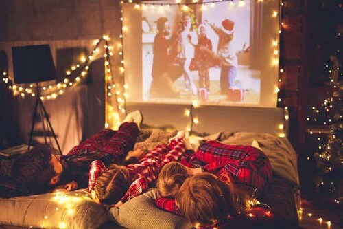 Guardare la tv a natale.