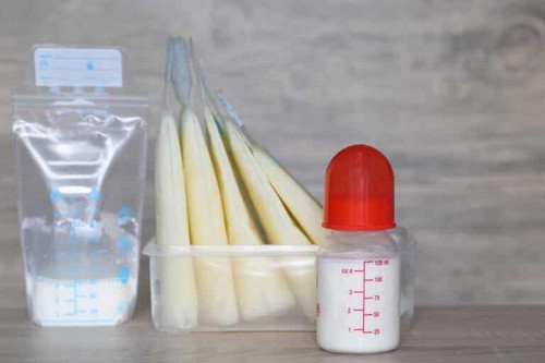Il colore del latte materno: cosa c’è da sapere a riguardo?