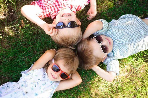 Occhiali da sole per bambini piccoli.