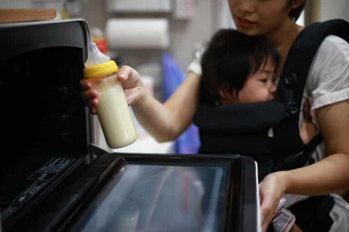 Riscaldare il latte del bambino nel microonde: sì o no?