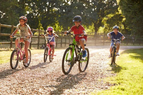Bambini giocano in bici.