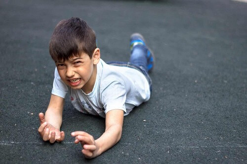 Bambino caduto per terra.