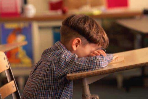Bambino piange a scuola.