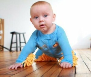 7 giochi per stimolare il bambino a gattonare