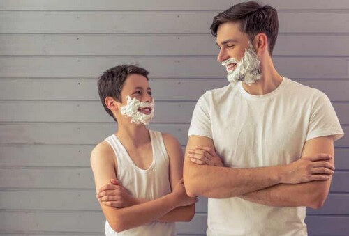 Insegnare a un adolescente a radersi: come riuscirci?