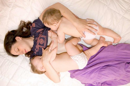 Allattare i gemelli.