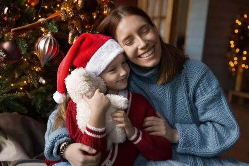 Mamma e figlio a natale.