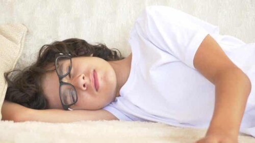 Mio figlio adolescente dorme molto: devo preoccuparmi?