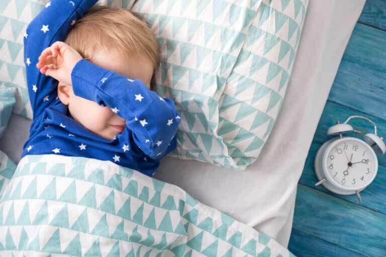 Quanto ha bisogno di dormire un bambino in base alla sua età?