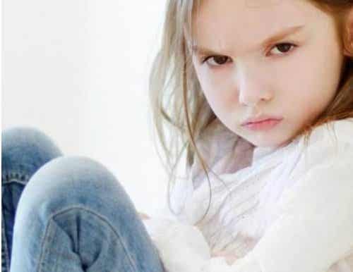 Bambina seria e arrabbiata.