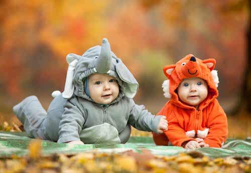 I bambini fingono di essere animali.