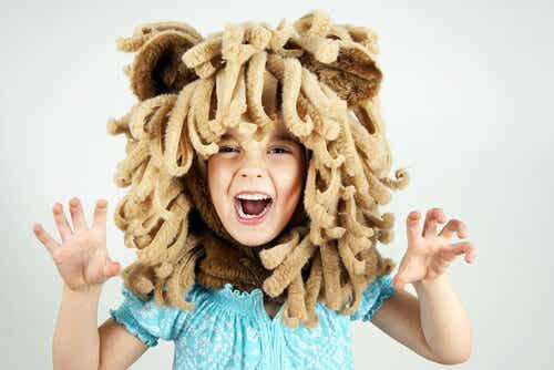 Bambino finge di essere un leone.